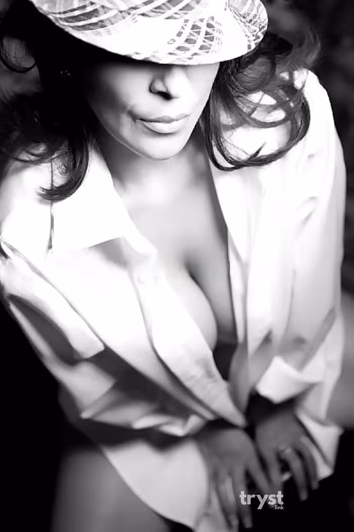 Mila Moore, photo 3