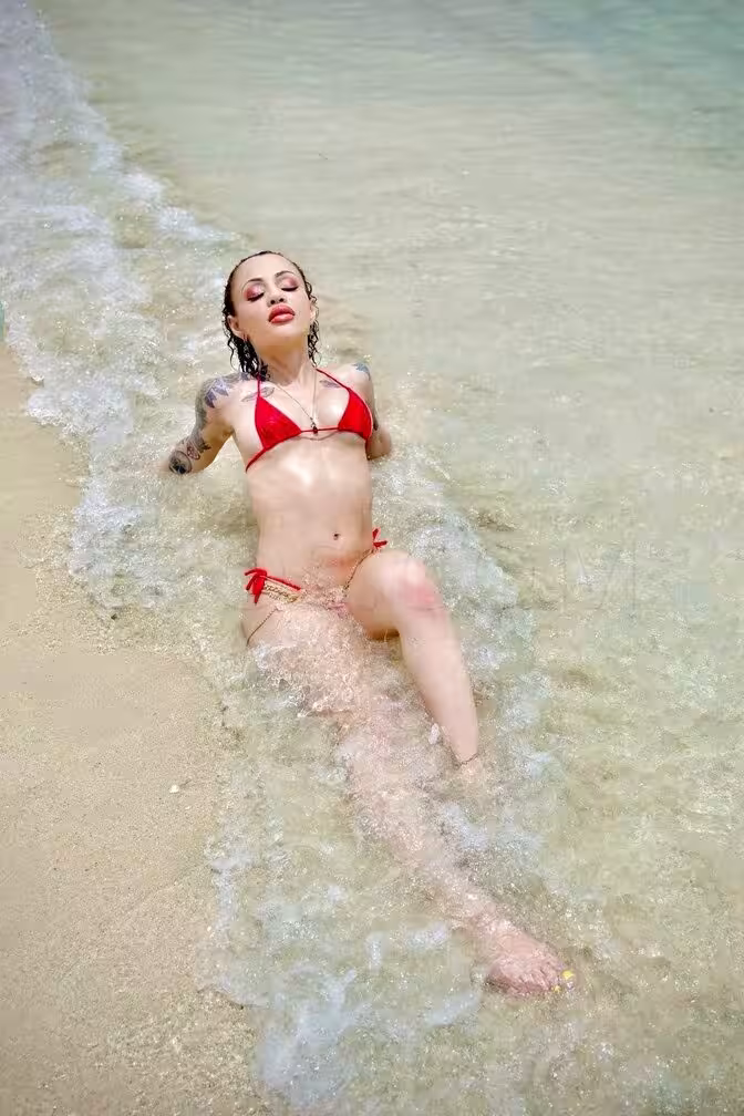Holly Hendrix, photo 8