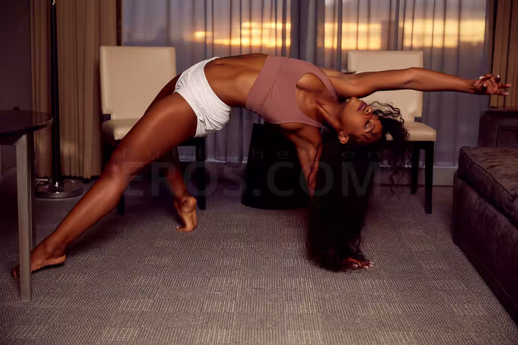Serena Webster, photo 4