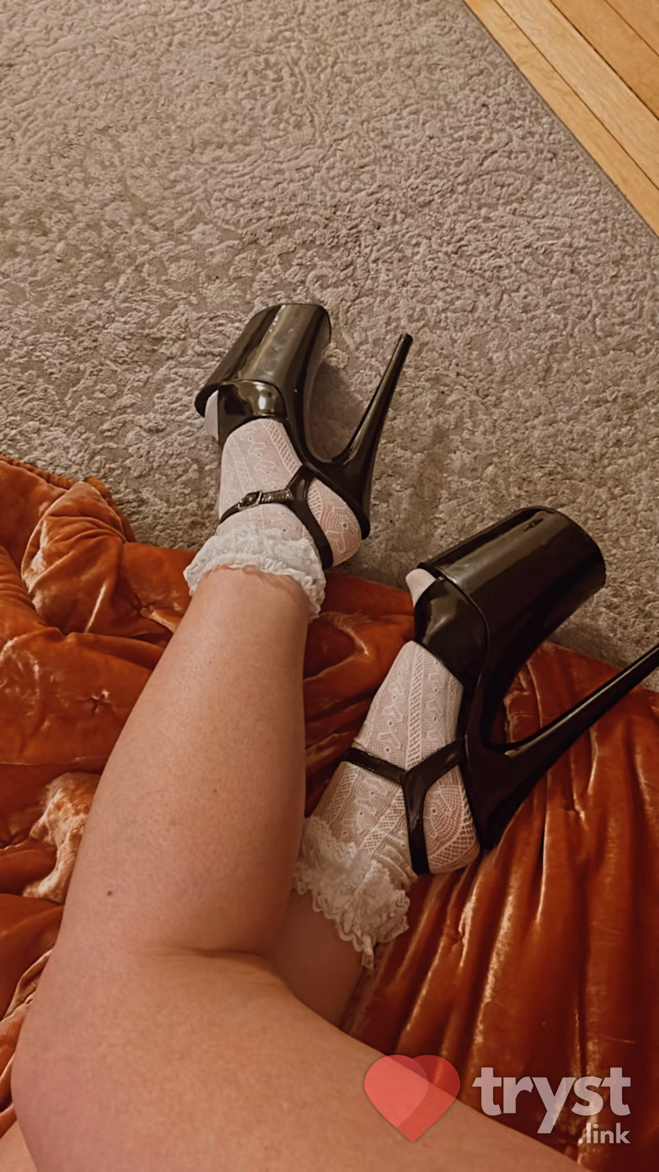 Sara / Autumn, escort in Elgin, IL