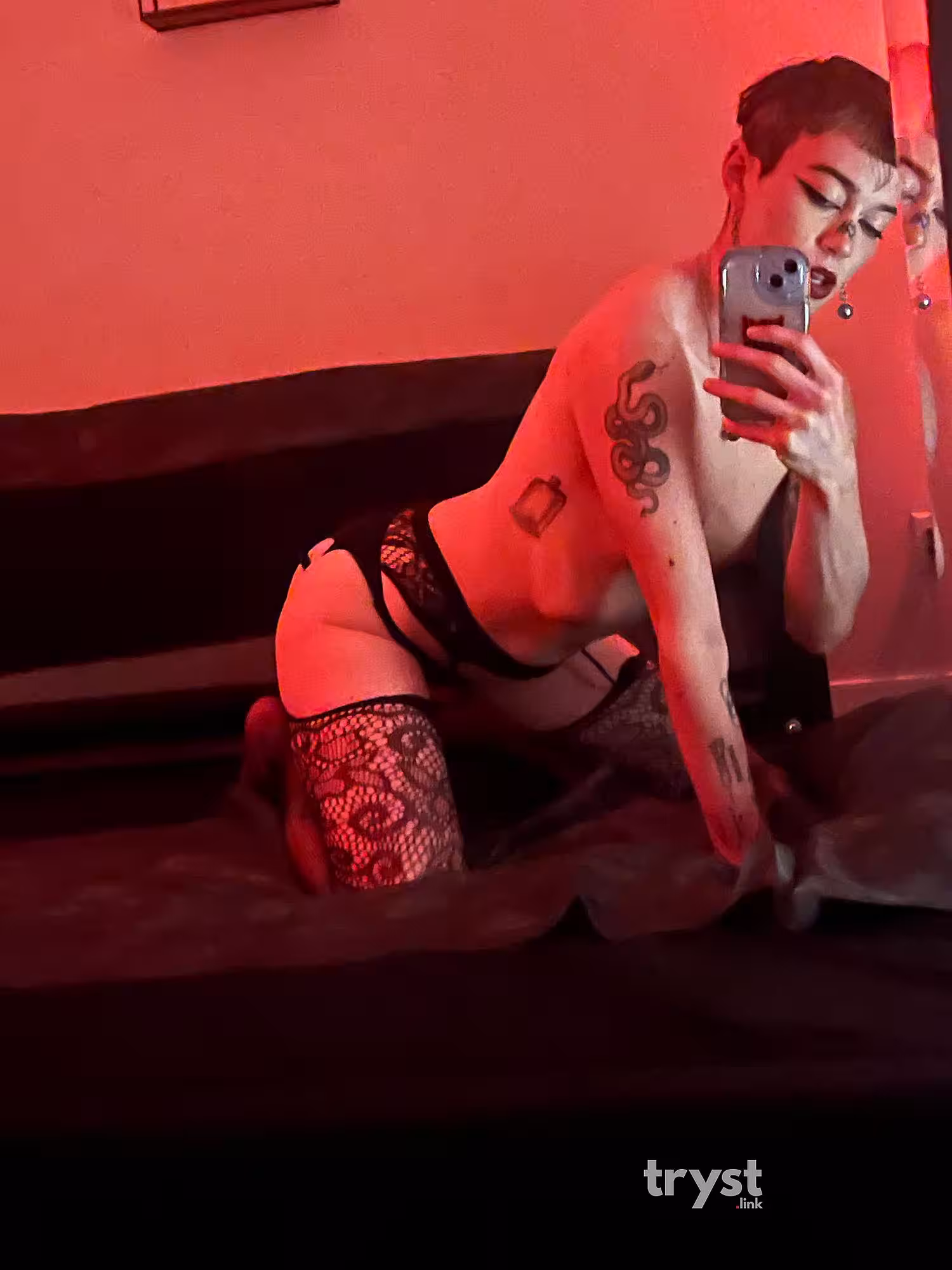 Scarlet, photo 2